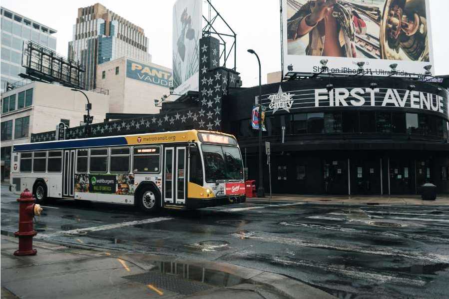 Niveaugleicher Bus